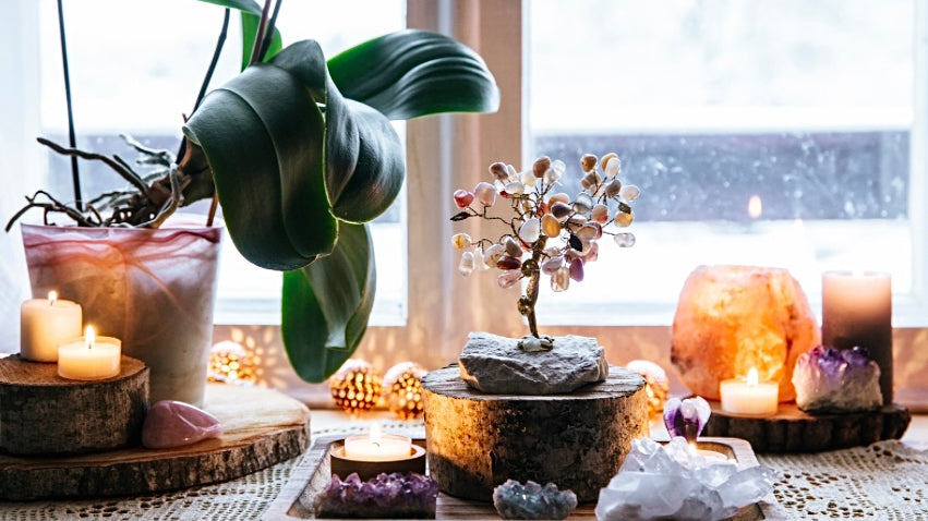 Mehrere leuchtende Kerzen in harmonischen Farben und Formen, nach Feng Shui Prinzipien arrangiert, schaffen eine warme und beruhigende Atmosphäre.
