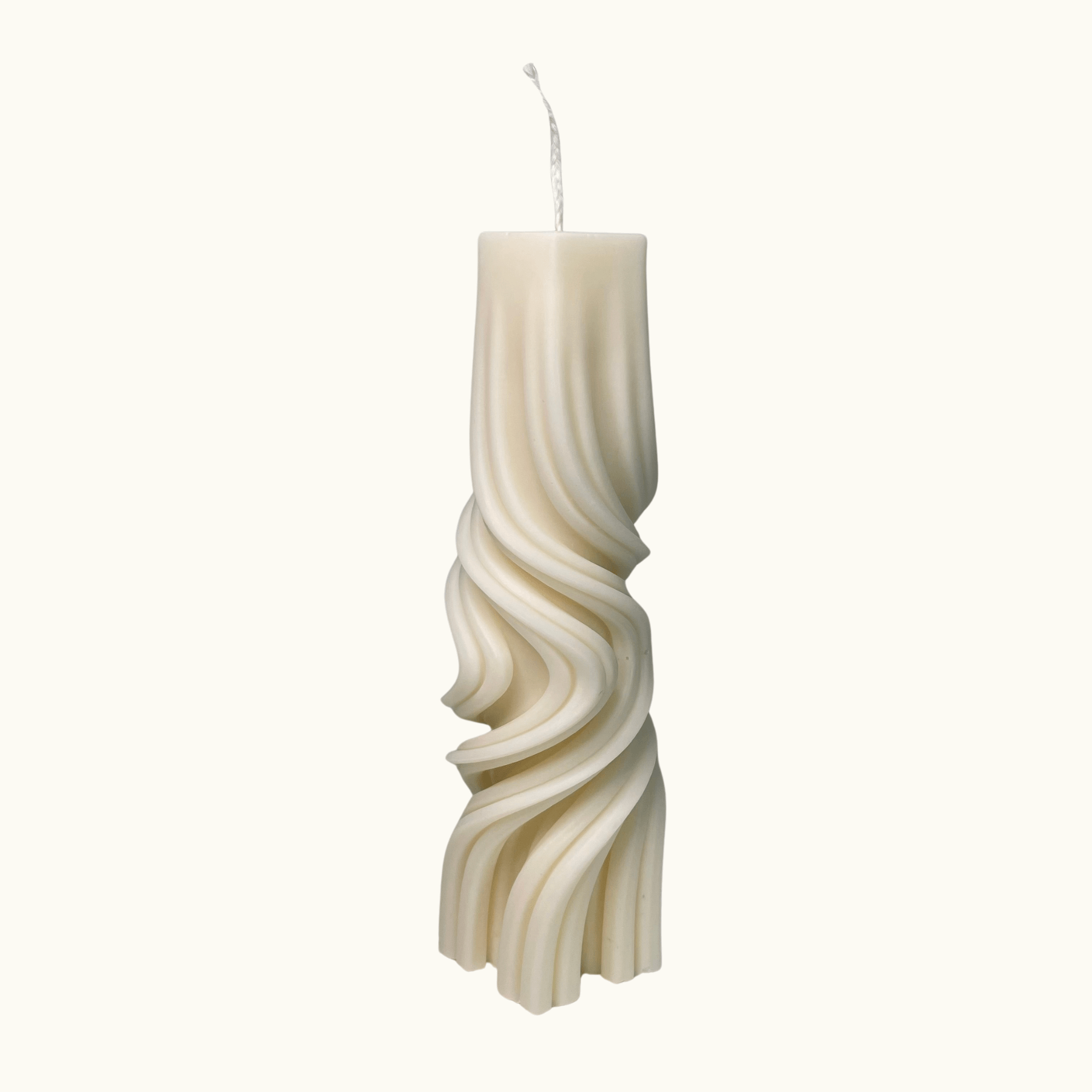 Große Luxe Cascade Sojawachskerze – handgefertigte Stumpenkerze mit elegantem Spiraldesign, perfekte nachhaltige Dekoration für stilvolle Räume.