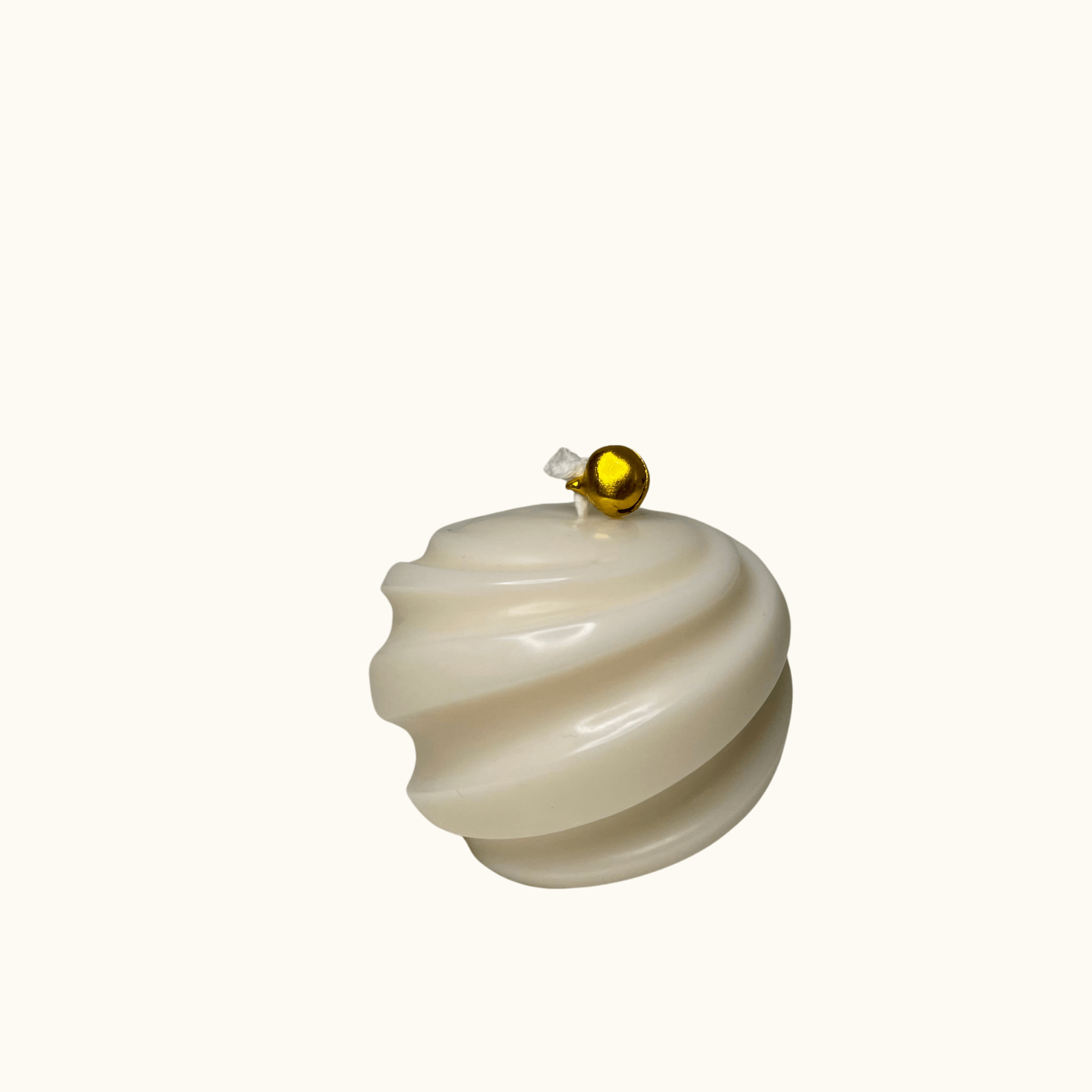 Ribbed Christmas Bauble Kerze – nachhaltige, handgemachte Sojawachskerze in Kugelform mit Spiralrillen, ideal als festliche, vegane Weihnachtsdekoration.