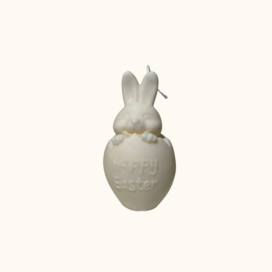 Auf diesem Bild sieht man unsere Easter Jubilee Bunny Kerze. Sie ist handgemacht aus Bio Sojawachs. Zudem ist sie umweltfreundlich, nachhaltig und vegan. In weiß.