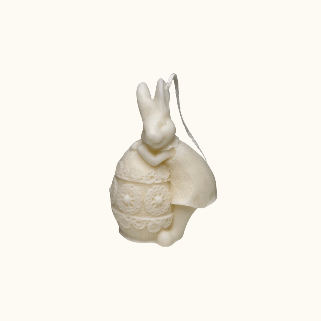 Auf diesem Bild sieht man unsere Fluffy Bunny Nest Egg Kerze. Sie ist nachhaltig, vegan und Umweltfreundlich. Zudem ist sie handgemacht aus Bio Sojawachs. In weiß.
