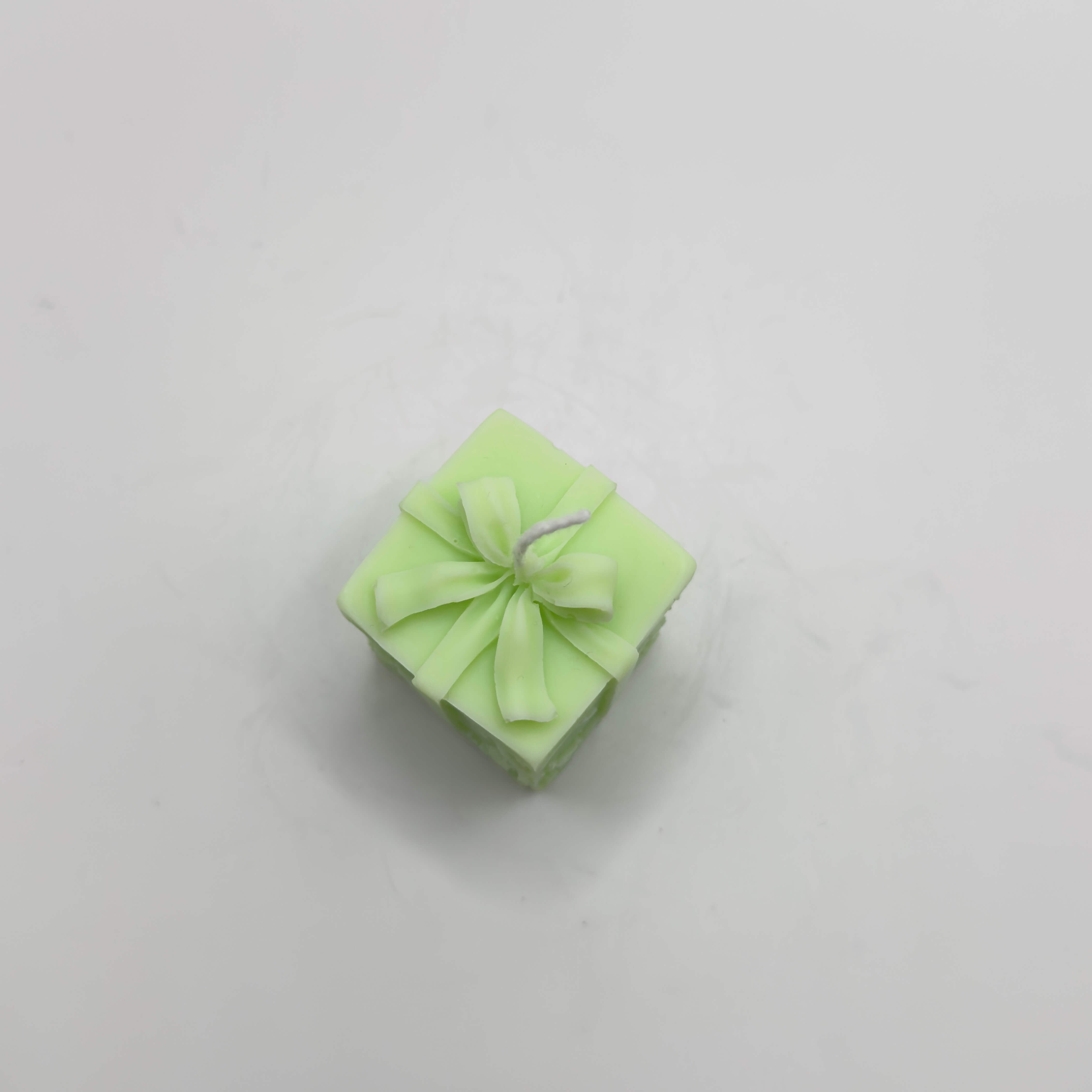 Handgefertigte Magic Gift Kerze in zartem Geschenkbox-Design, in der Farbe Hellgrün, hergestellt aus reinem Sojawachs. Diese vegane und umweltfreundliche Kerze ist perfekt für ruhige Momente, gemütliche Abende oder als kreatives Geschenk. Die einzigartige Form und das sanfte Licht machen sie zu etwas Besonderem.