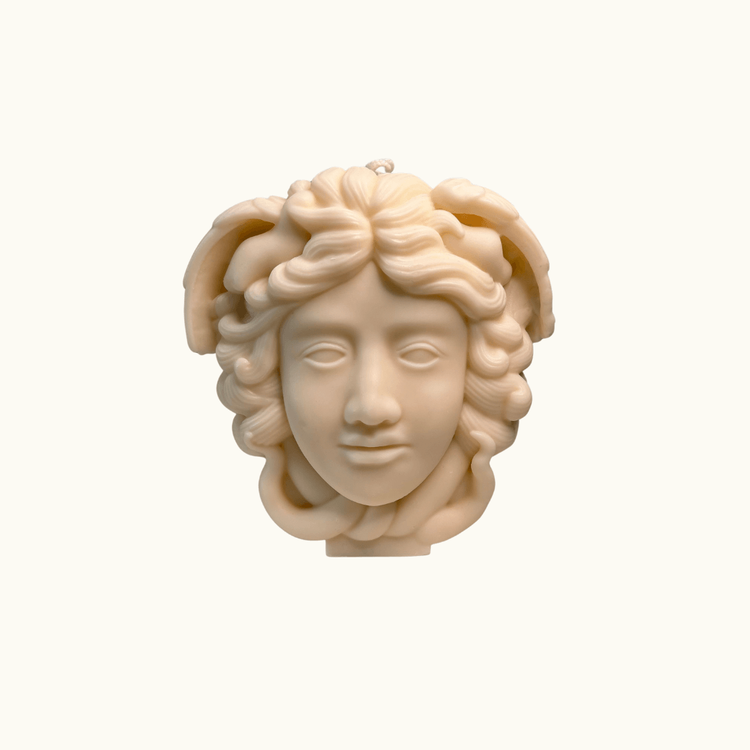 Hier sieht man unsere Mystical Medusa Illumination Kerze. Sie ist handgemachte aus Sojawachs und nachhaltig. Diese einzigartige Medusa Kerze ist umweltfreundlich und vegan.
