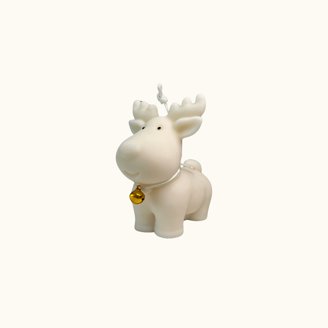 Auf diesem Bild sieht man die Nordic Glow Reindeer Elegance Kerze. Sie ist handgemacht aus hochwertigem Sojawachs. Dieses Sojawachs ist vegan, nachhaltig und umweltfreundlich.