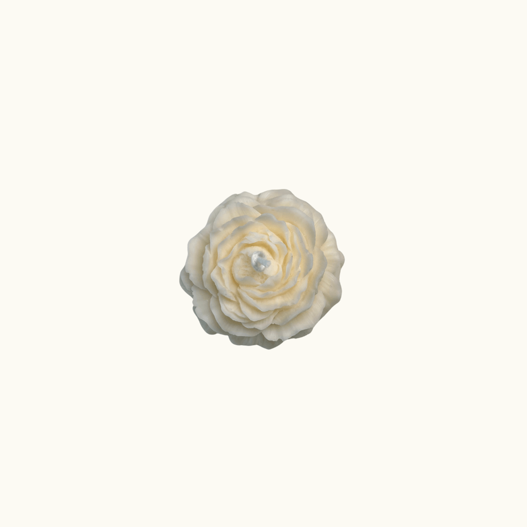 Auf diesem Bild sieht man die Rosé Petal Elegance Kerze. Sie ist handgemacht aus Bio Sojawachs. Zudem ist sie nachhaltig und vegan.