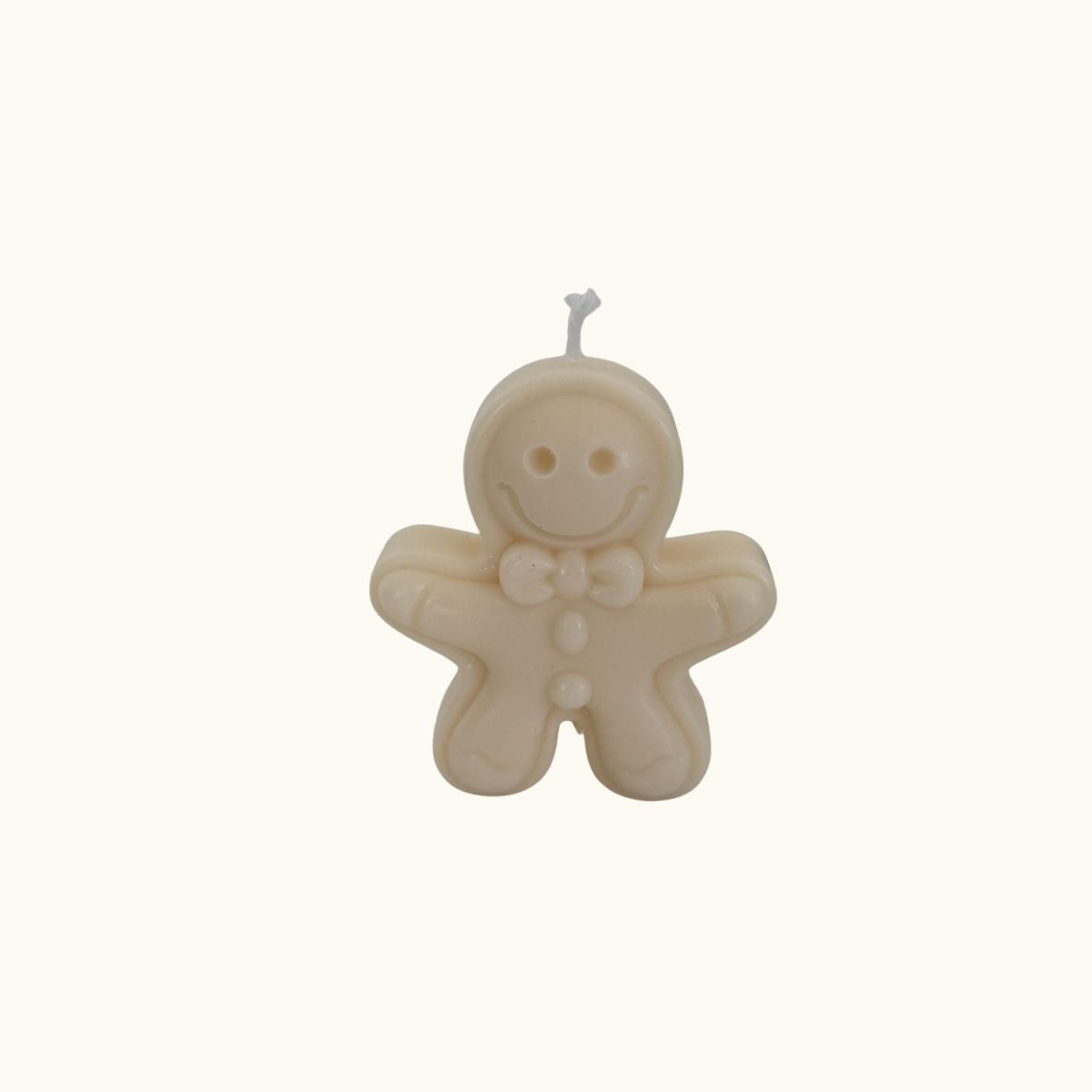 „Sweet Ginger Buddy Kerze in allen drei Farben auf dem Tisch arrangiert – handgemachte Winterkerze.“