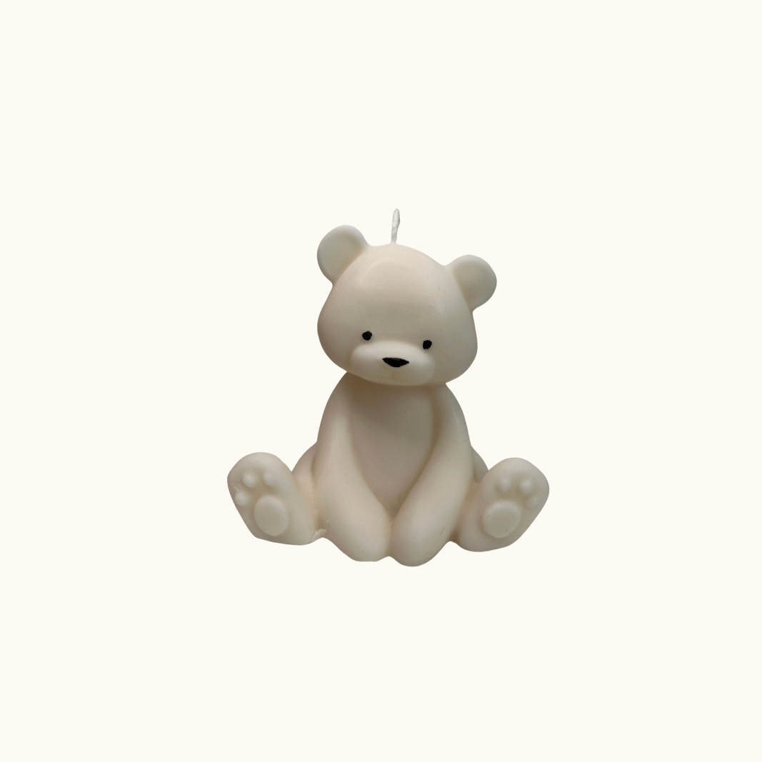 Auf diesem Bild ist unsere Teddy Twinkle Spark - Groß Kerze zusehen. Sie ist handgemacht aus Bio Sojawachs. Zudem ist sie nachhaltig, vegan und umweltfreundlich.
