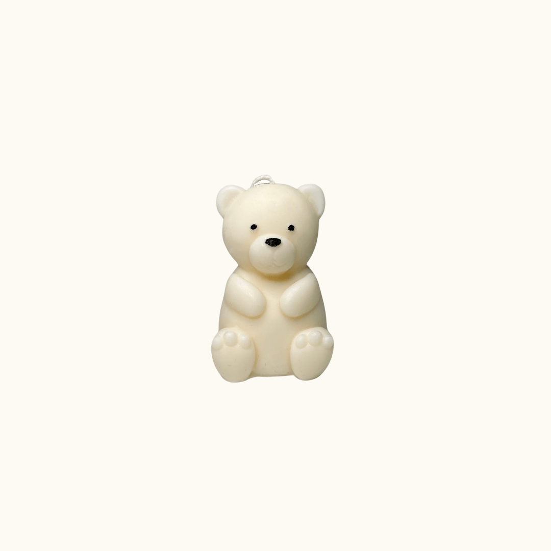 Auf diesem Bild ist unsere Teddy Twinkle Spark - Klein Kerze zusehen. Sie ist handgemacht aus Bio Sojawachs. Zudem ist sie nachhaltig, vegan und umweltfreundlich.