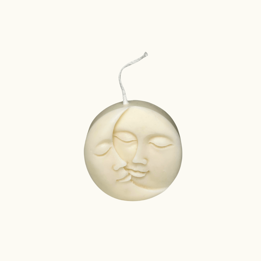 Auf diesem Bild sieht man unsere Yin-Yang Moonlit Radiance Kerze. Sie ist handgemacht aus Bio Sojawachs. Außerdem ist sie umweltfreundlich, vegan, und nachhaltig.