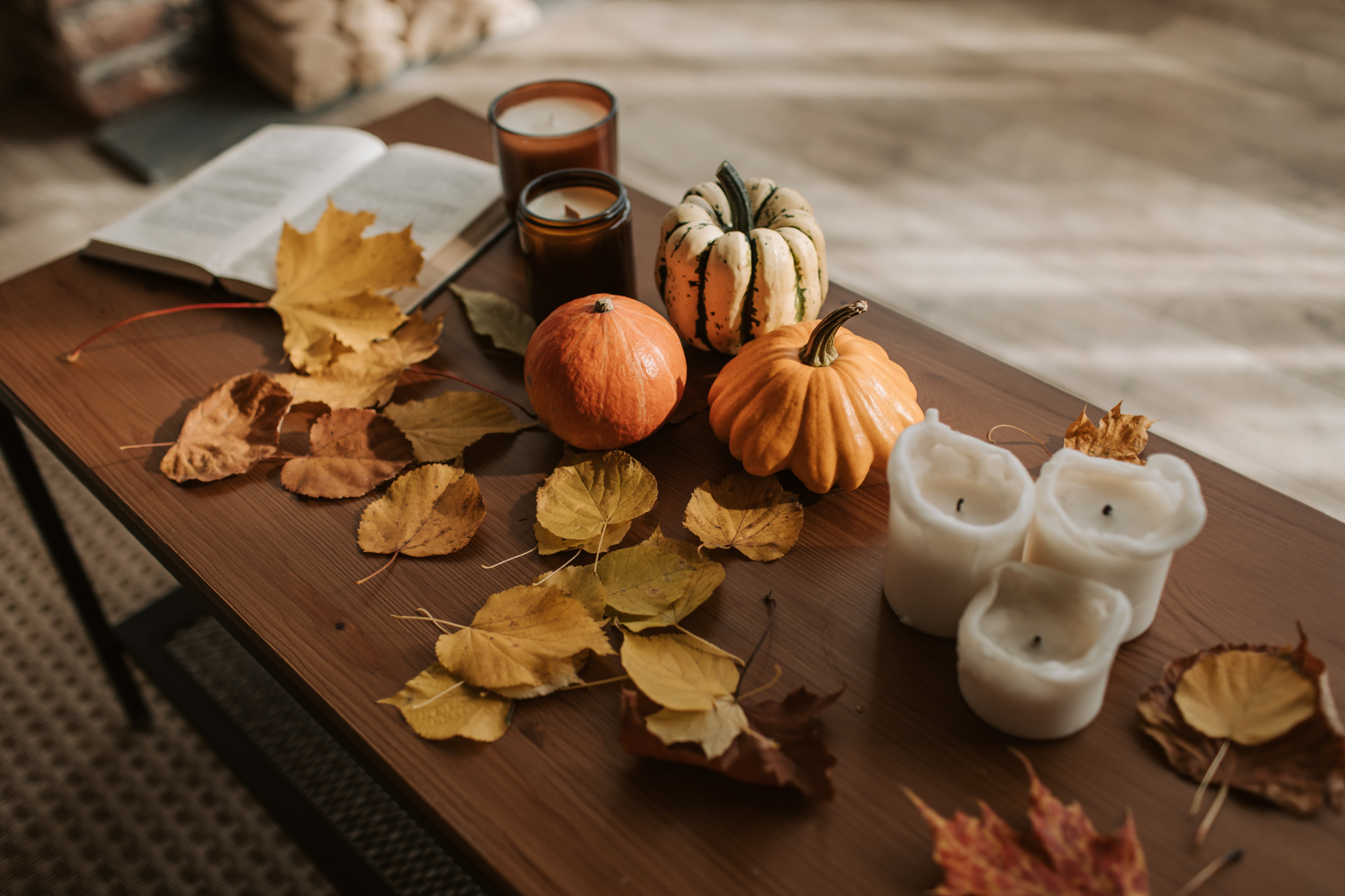 Hier sieht man unsere handgemachten Kerzen aus unserer Herbst-Kollektion, sie sind auch vegan. Sie sehen elegant und ästhetisch aus und sind perfekt als Geschenke geeignet. 