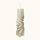 Große Luxe Cascade Sojawachskerze – handgefertigte Stumpenkerze mit elegantem Spiraldesign, perfekte nachhaltige Dekoration für stilvolle Räume.