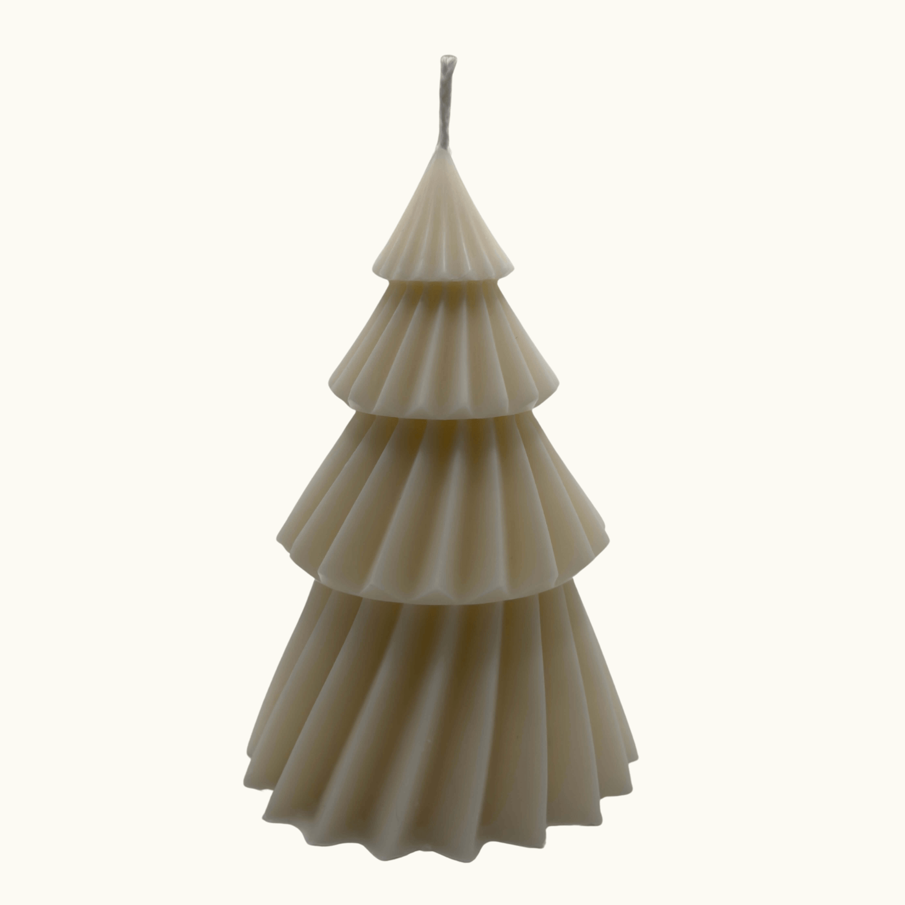 Nordic Pine Sojawachs-Kerze, handgefertigt, mit festlichem Tannenbaumdesign und eleganter Farbe, ideal für die Weihnachtsdekoration.