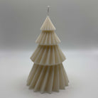 Nordic Pine Sojawachs Kerze, eine umweltfreundliche und nachhaltige Wahl, mit einer eleganten Tannenbaumform und perfekter Weihnachtsstimmung.