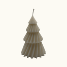 Nordic Pine Sojawachs-Kerze, eine stilvolle Weihnachtsdekoration mit Tannenbaumform und einer eleganten, natürlichen Ausstrahlung für dein Zuhause.