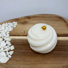 Ribbed Christmas Bauble Kerze – vegane Sojawachs-Kugelkerze mit spiralförmigen Rillen, handgefertigt und umweltfreundlich für nachhaltige Weihnachtsdekoration und festliche Akzente.