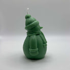 Frosty Snowman Candle in Dunkelgrün – Vegane Sojawachs-Kerze im Schneemann-Design für eine festliche Atmosphäre