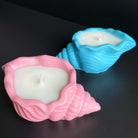 Hier sieht man unsere Aqua Serenity Candle Muschel-Kerze. Sie ist perfekt als Dekoration geeignet. Sie sieh elegant und ästhetisch aus.