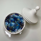 Die Blue Lagoon Radiance Kerze ist perfekt als Ostergeschenk, Weihnachtsgeschenk, Geburtstagsgeschenk, Verlobungsgeschenk, Hochzeitsgeschenk oder Gastgeschenk geeignet, dank ihrem einzigartigem und stilvollem Design. Sie ist handgefertigt aus hochwertigem Sojawachs.