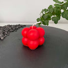 Auf diesem Bild sieht man unsere Bubbly Galactic Illumination Kerze in mini. Sie ist handgemacht aus Sojawachs. Diese Bubble Kerze ist umweltfreundlich und nachhaltig. In Rot.