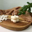 Hier sieht man unsere Bubbly Galactic Illumination Kerze in mini. Sie ist perfekt als Dekoration geeignet mit ihrem Bubble Design. Diese Bubble Kerze sieht elegant und ästhetisch aus. Außerdem ist sie stilvoll und einzigartig.
