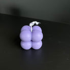 Hier sieht man die Bubbly Galactic Illumination Kerze in mini. Diese Bubble Kerze ist in mehreren Düften erhältlich. Die Düfte riechen gut, angenehm und entspannend. Perfekt für gemütliche Tage. In Lila.