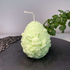 Auf diesem Bild sieht man unsere Bunny Celebration Egg Kerze. Sie ist handgemacht aus Sojawachs. Zudem ist sie auch nachhaltig, vegan und umweltfreundlich. In hellgrün.