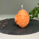 Unsere Bunny Celebration Egg Kerze ist in verschiedenen Düften erhältlich. Der Geruch ist angenehm, beruhigend und entspannend. Perfekt für gemütliche Abende und Ostertage. In orange.