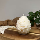 Hier sieht man unsere Bunny Celebration Egg Kerze. Mit ihrem Osterei und Hasen Design ist sie perfekt als Dekoration geeignet. Sie ist ästhetisch, stilvoll und elegant. In weiß.