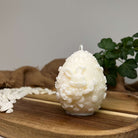 Unsere Bunny Celebration Egg Kerze ist in verschiedenen Düften erhältlich. Der Geruch ist angenehm, beruhigend und entspannend. Perfekt für gemütliche Abende und Ostertage. In weiß.