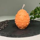 Diese Osterkerze namens Bunny Celebration Egg ist einzigartig und wunderschön. Sie passt als Osterdekoration in jedes Zuhause. In orange.