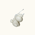 Auf diesem Bild sieht man unsere Celestial Unicorn Kerze. Sie ist handgemacht aus hochwertigem Sojawachs. Zudem ist sie Bio, vegan, nachhaltig und umweltfreundlich. In Weiß.