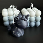 Die Celestial Unicorn Kerze ist das perfekte Geschenk. Egal ob Geburtstagsgeschenk, Weihnachtsgeschenk, Ostergeschenk oder Hochzeitsgeschenk, sie ist stilvoll und einzigartig. Aus nachhaltigem Sojawachs handgemacht. In der Farbe Schwarz.