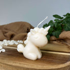 Hier sieht man unsere Celestial Unicorn Kerze. Sie ist perfekt als Dekoration geeignet mit ihrem Einhorn Design. Sie sieht elegant und ästhetisch aus. Handgefertigt aus Sojawachs. In der Farbe Weiß.