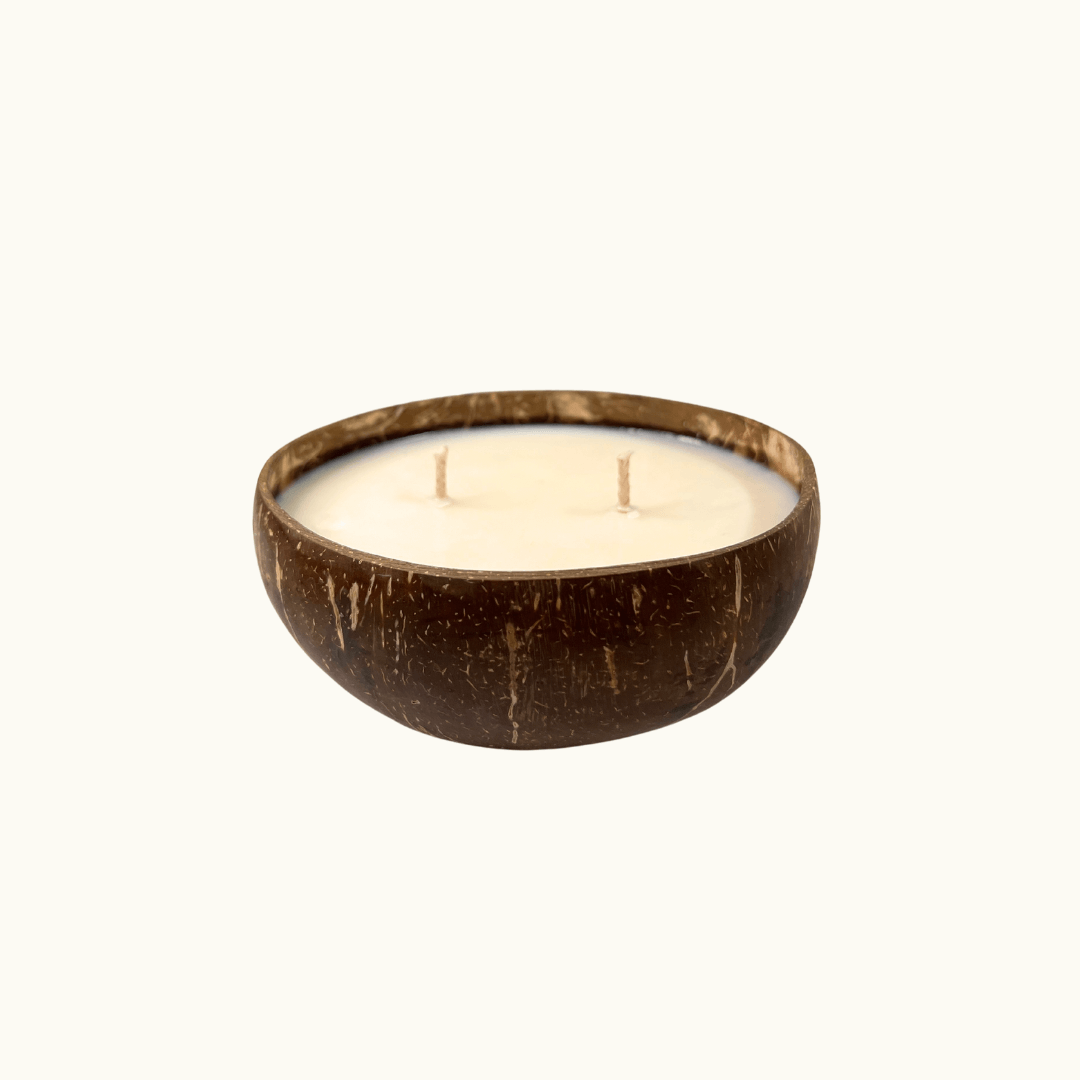 Auf diesem Bild sieht man unsere Coconut Dream Kerze. Sie ist handgemacht aus Bio Sojawachs. Außerdem ist sie nachhaltig, vegan und umweltfreundlich.