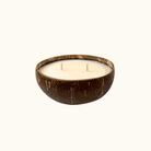 Auf diesem Bild sieht man unsere Coconut Dream Kerze. Sie ist handgemacht aus Bio Sojawachs. Außerdem ist sie nachhaltig, vegan und umweltfreundlich.