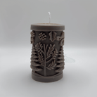 Die handgefertigte “Evergreen Cheer” Kerze in Dunkelbraun überzeugt mit ihrem eleganten Baumstamm-Design, festlichen Motiven und umweltfreundlichem Sojawachs – ein echter Hingucker für die Weihnachtszeit.