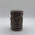 Die “Evergreen Cheer” Kerze in Dunkelbraun bringt den winterlichen Zauber der Weihnachtszeit in dein Zuhause. Mit Tannenmotiven, Schneeflocken und einem “Merry Christmas”-Schriftzug, handgefertigt aus nachhaltigem Sojawachs.