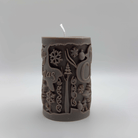 Die „Snowy Cheer“ Kerze in Dunkelbraun bringt mit ihrem charmanten Baumstamm-Design, Schneeflocken und festlichem Schriftzug eine gemütliche Atmosphäre in dein Zuhause.