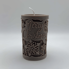 Die handgefertigte „Snowy Cheer“ Kerze in Dunkelbraun überzeugt mit zarten Schneeflockenmotiven und einem „Merry Christmas“-Schriftzug. Ideal für eine nachhaltige und festliche Dekoration.