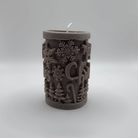 Die “Winter Forest” Kerze in Dunkelbraun überzeugt mit einem eleganten Baumstamm-Design, einem “Merry Christmas”-Schriftzug und filigranen Details. Handgefertigt aus umweltfreundlichem Sojawachs.