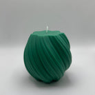Die handgefertigte „Spiral Glow“ Kerze in Dunkelgrün besticht mit ihrer eleganten Spiralform, hergestellt aus nachhaltigem Sojawachs. Perfekt für gemütliche Abende und stilvolle Dekoration.