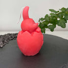 Die Easter Jubilee Bunny Duftkerze ist in verschiedenen Düften erhältlich. Die Düfte haben einen beruhigenden und angenehmen Geruch. Zudem entspannen sie, perfekt für gemütliche Tage. In Rot.
