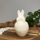 Hier sieht man unsere Easter Jubilee Bunny Kerze. Sie ist perfekt als Dekoration geeignet mit ihrem Hasen und Osterei Design. Sie sieht elegant und ästhetisch aus. Handgemacht aus hochwertigem Sojawachs. In weiß.