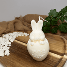 Die Easter Jubilee Bunny Duftkerze ist in verschiedenen Düften erhältlich. Die Düfte haben einen beruhigenden und angenehmen Geruch. Zudem entspannen sie, perfekt für gemütliche Tage. In weiß.