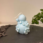 Hier sieht man unsere Enchanting Rabbit Kerze. Mit ihrem Hasen und Osterei Design ist sie die perfekte Osterkerze. Auch ist sie perfekt als Dekoration geeignet mit ihrem eleganten und ästhetischem Aussehen. In Hellblau.