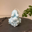 Die Enchanting Rabbit Osterkerze in Hellblau. Sie hat ein Hasendesign und Ostereidesign.