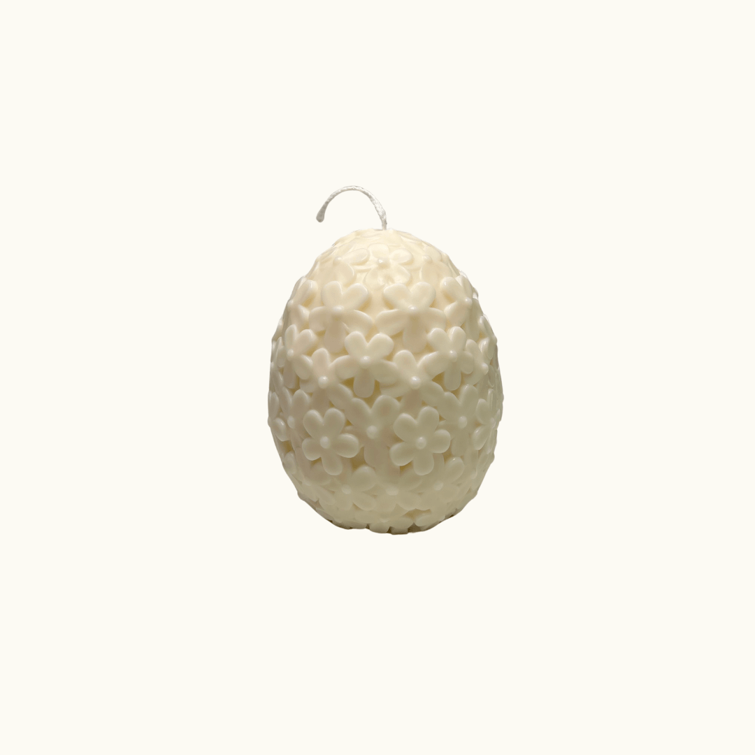Auf diesem Bild sieht man unsere Floral Easter Egg Brilliance Kerze. Sie ist handgemacht aus Sojawachs. Sie ist nachhaltig, vegan und umweltfreundlich.