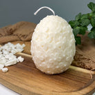 Die Floral Easter Egg Brilliance Kerze. Sie ist die perfekte Osterkerze mit einem Osterei Design. Handgemacht aus nachhaltigem und hochwertigem Sojawachs.