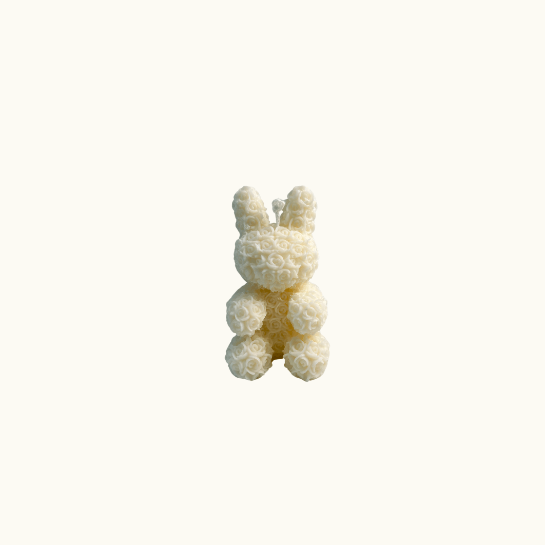 Hier sieht man die handgemachte floral bunny elegance Kerze. Sie ist elegant und ästhetisch, eine perfekte Dekoration für jedes Zuhause.
