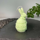 Hier sieht man unsere Fluffy Bunny Nest Egg Kerze. Mit ihrem Osterhasen und Osterei Design ist sie perfekt als Dekoration geeignet. Sie sieht elegant und ästhetisch aus. In hellgrün.